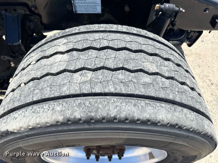 image for item DH8674 2017 Mack CXU613 semi truck