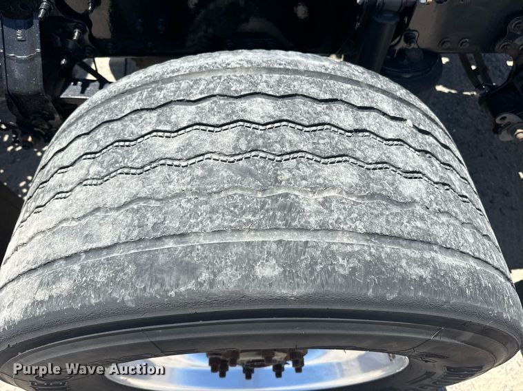 image for item DH8674 2017 Mack CXU613 semi truck