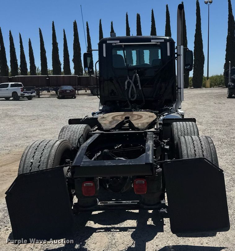 image for item DH8675 2018 Mack CXU613 semi truck