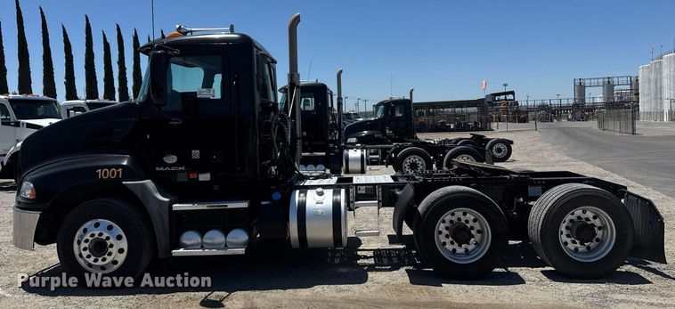 image for item DH8675 2018 Mack CXU613 semi truck