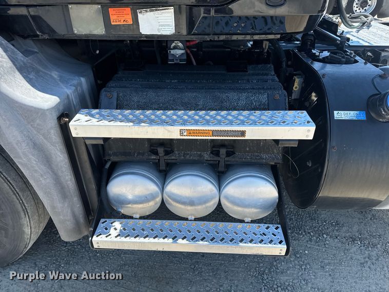 image for item DH8675 2018 Mack CXU613 semi truck