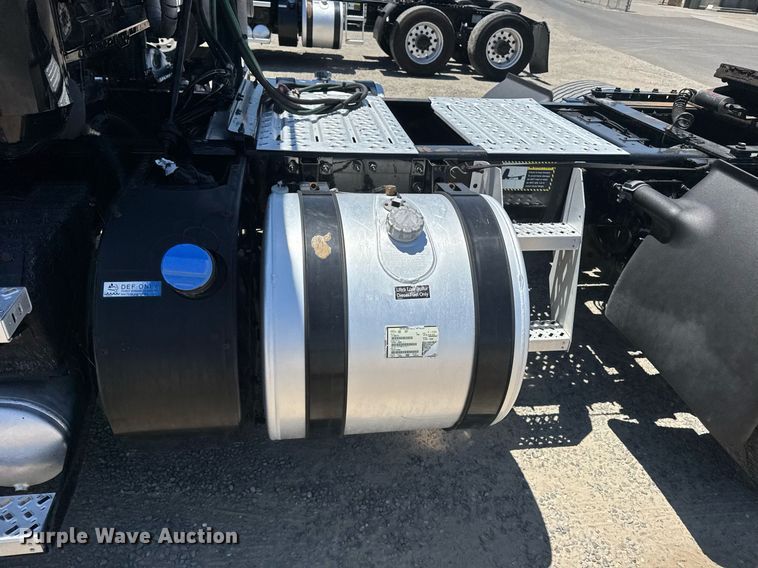 image for item DH8675 2018 Mack CXU613 semi truck