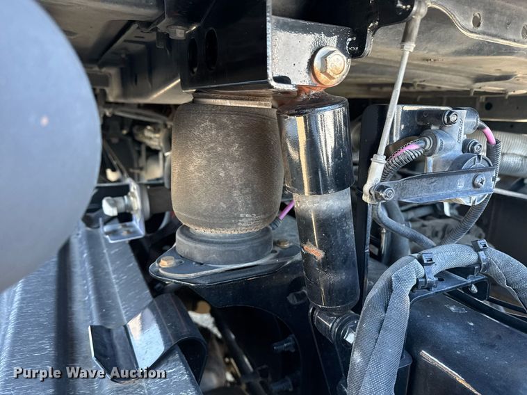 image for item DH8675 2018 Mack CXU613 semi truck