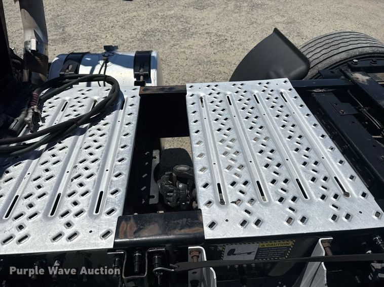 image for item DH8675 2018 Mack CXU613 semi truck