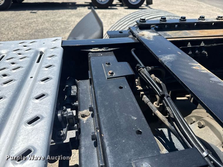 image for item DH8675 2018 Mack CXU613 semi truck