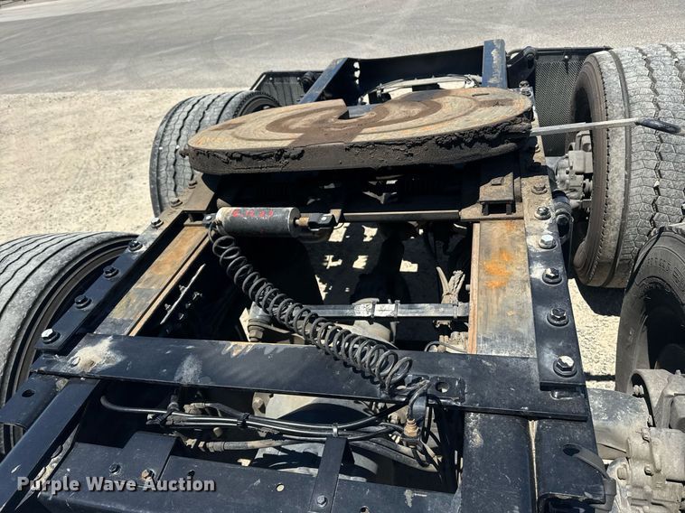 image for item DH8675 2018 Mack CXU613 semi truck