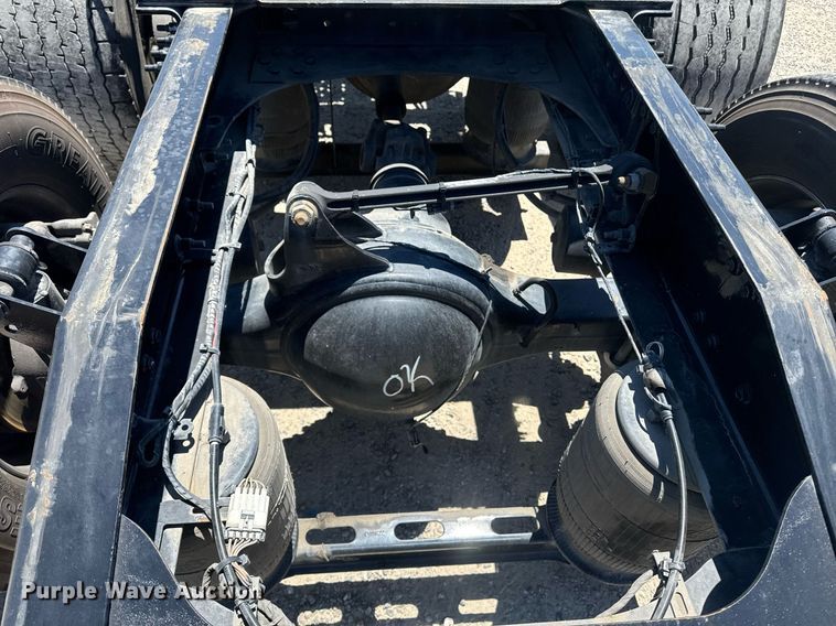 image for item DH8675 2018 Mack CXU613 semi truck