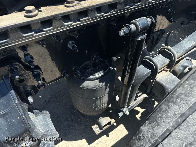 image for item DH8675 2018 Mack CXU613 semi truck