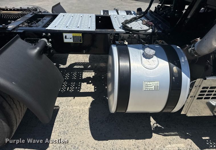 image for item DH8675 2018 Mack CXU613 semi truck