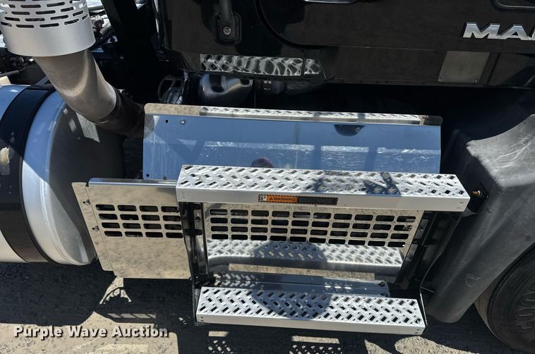 image for item DH8675 2018 Mack CXU613 semi truck