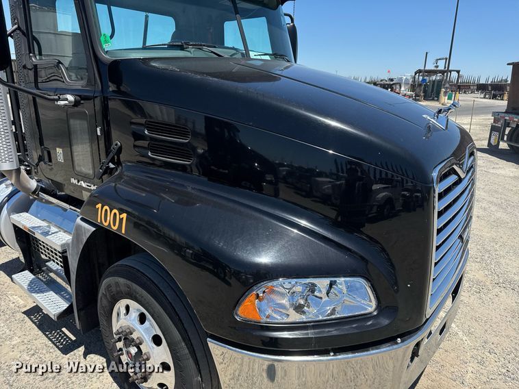 image for item DH8675 2018 Mack CXU613 semi truck