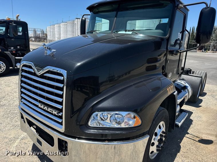 image for item DH8675 2018 Mack CXU613 semi truck