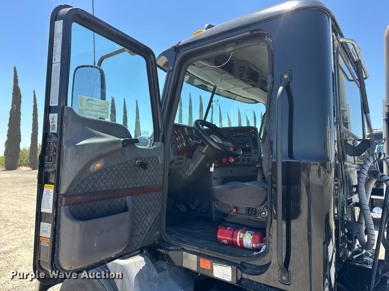 image for item DH8675 2018 Mack CXU613 semi truck