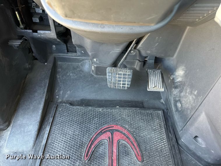 image for item DH8675 2018 Mack CXU613 semi truck