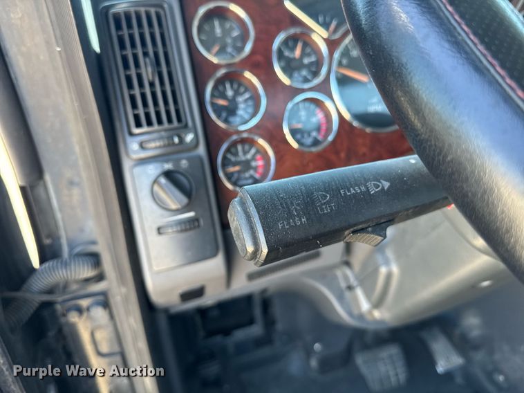 image for item DH8675 2018 Mack CXU613 semi truck