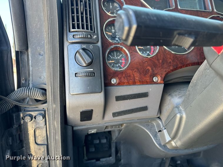 image for item DH8675 2018 Mack CXU613 semi truck