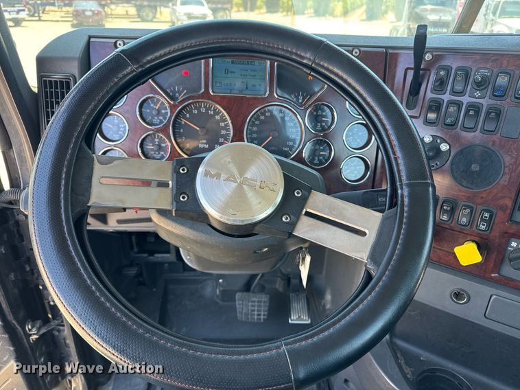 image for item DH8675 2018 Mack CXU613 semi truck