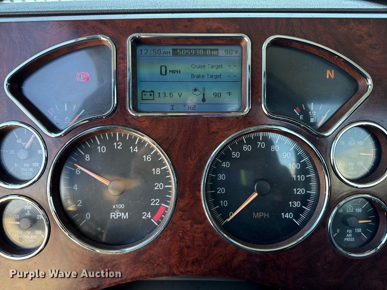 image for item DH8675 2018 Mack CXU613 semi truck