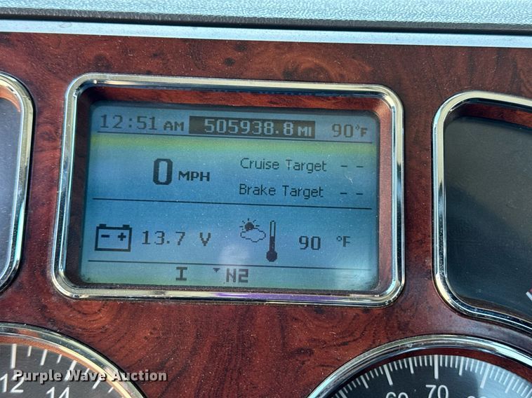 image for item DH8675 2018 Mack CXU613 semi truck