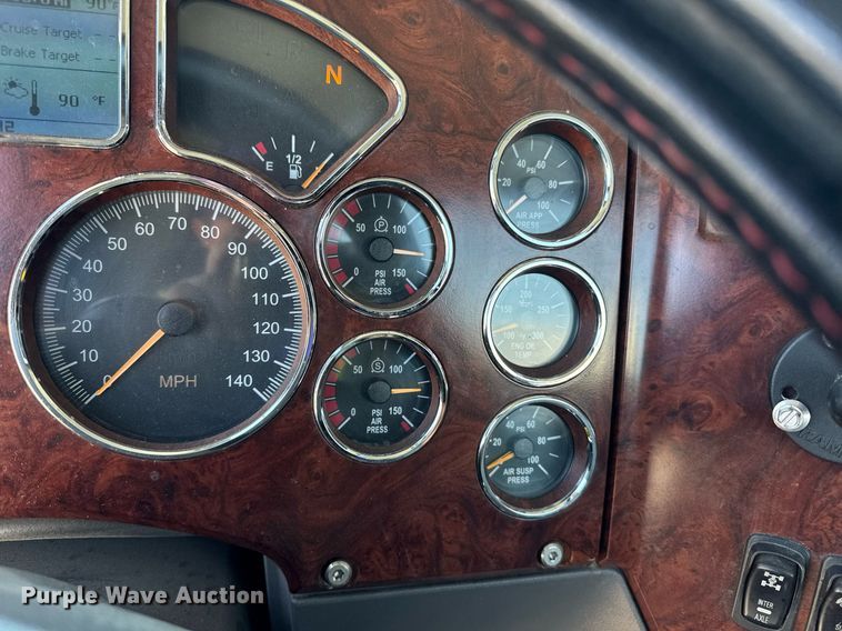 image for item DH8675 2018 Mack CXU613 semi truck