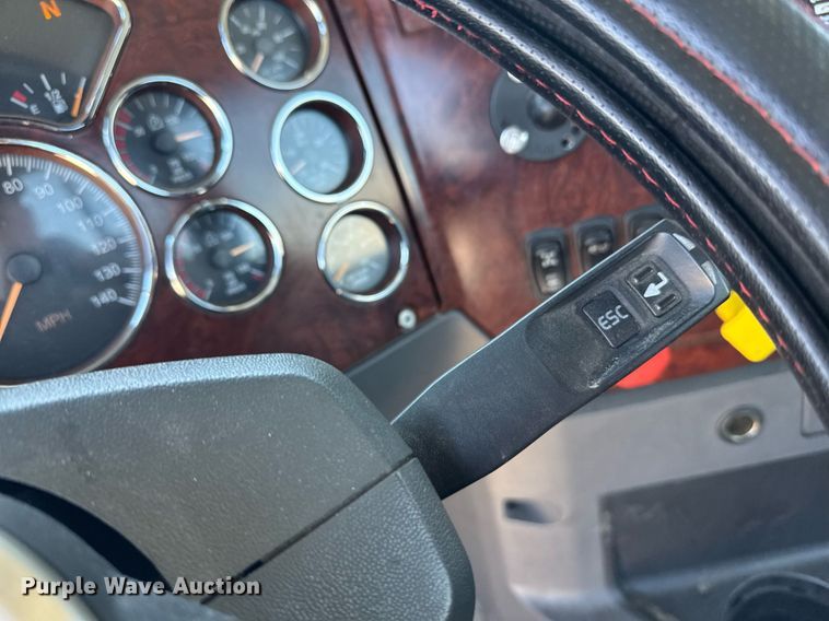 image for item DH8675 2018 Mack CXU613 semi truck