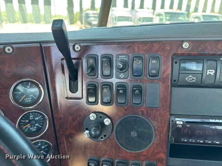 image for item DH8675 2018 Mack CXU613 semi truck