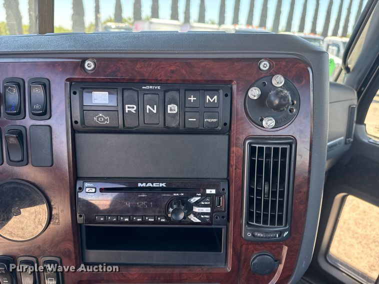 image for item DH8675 2018 Mack CXU613 semi truck