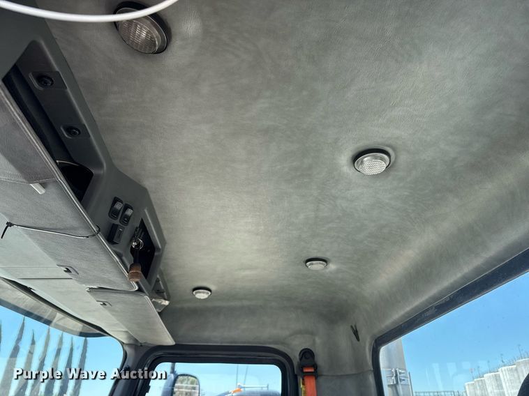 image for item DH8675 2018 Mack CXU613 semi truck