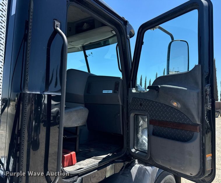 image for item DH8675 2018 Mack CXU613 semi truck