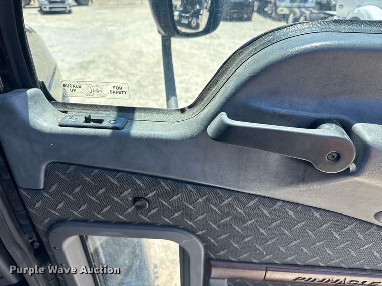 image for item DH8675 2018 Mack CXU613 semi truck