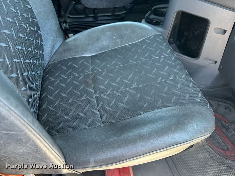 image for item DH8675 2018 Mack CXU613 semi truck