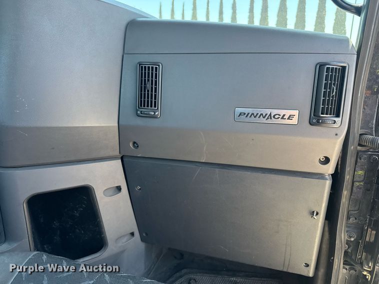 image for item DH8675 2018 Mack CXU613 semi truck