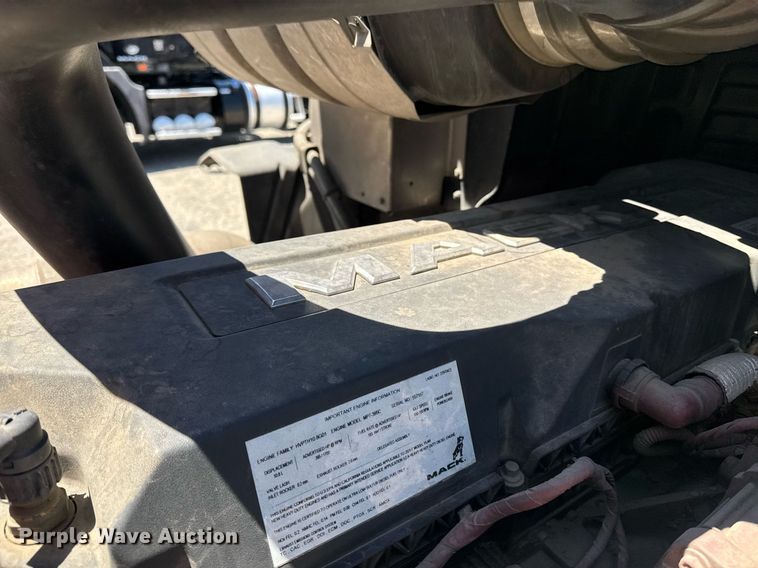 image for item DH8675 2018 Mack CXU613 semi truck