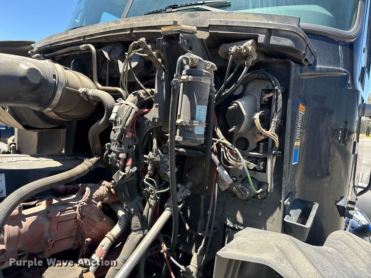 image for item DH8675 2018 Mack CXU613 semi truck