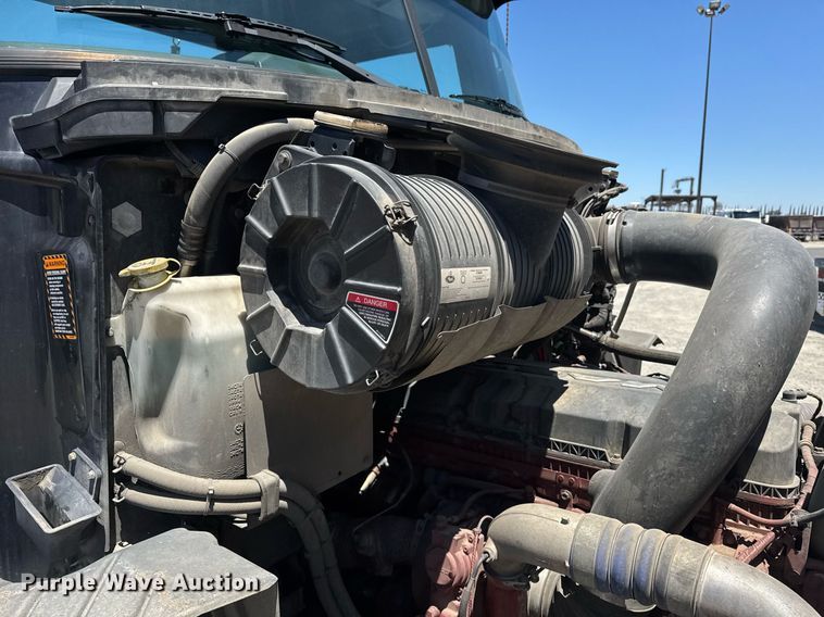 image for item DH8675 2018 Mack CXU613 semi truck