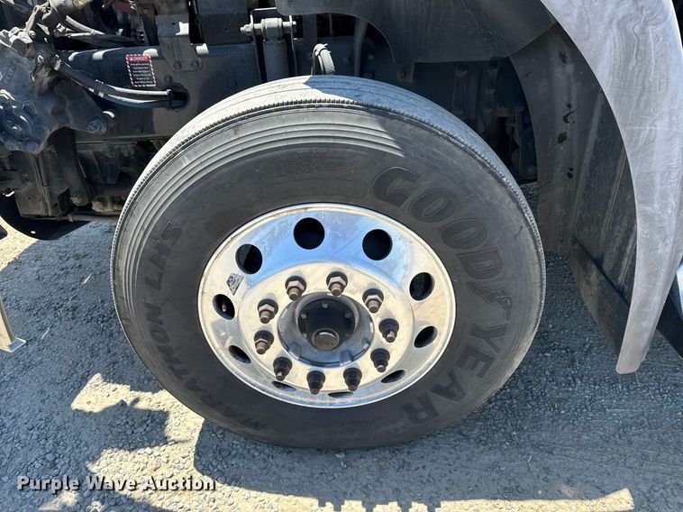 image for item DH8675 2018 Mack CXU613 semi truck