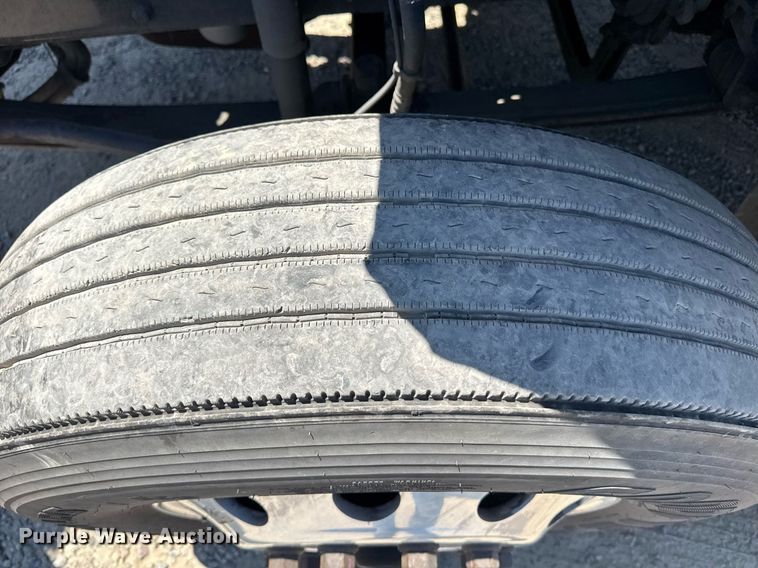 image for item DH8675 2018 Mack CXU613 semi truck