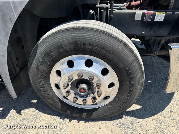 image for item DH8675 2018 Mack CXU613 semi truck