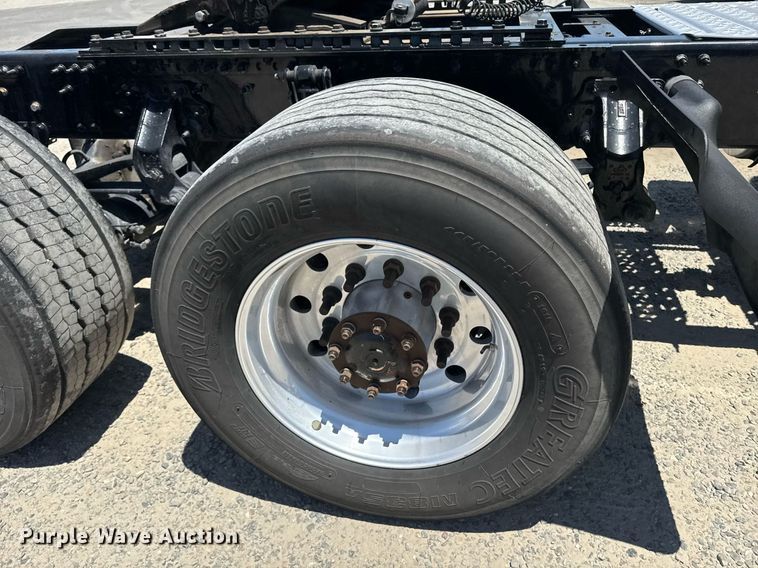 image for item DH8675 2018 Mack CXU613 semi truck