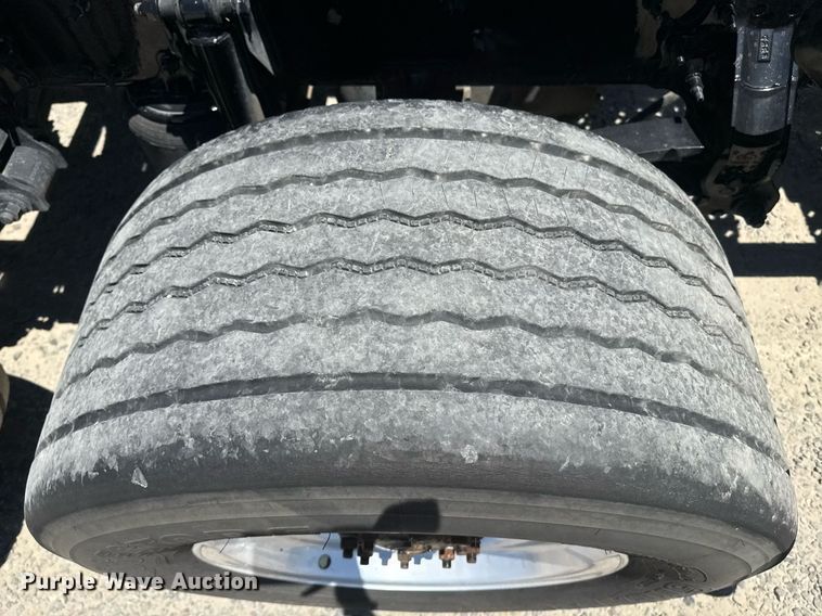 image for item DH8675 2018 Mack CXU613 semi truck