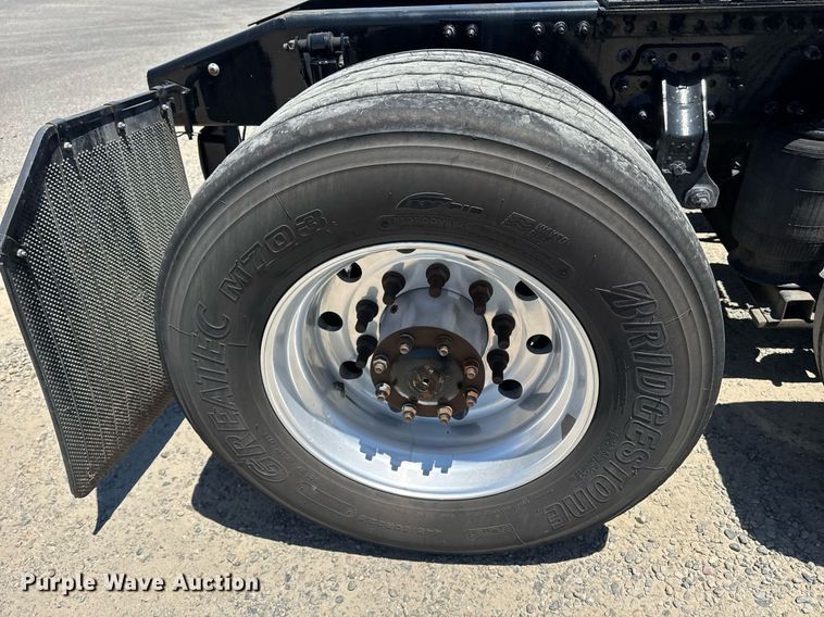 image for item DH8675 2018 Mack CXU613 semi truck