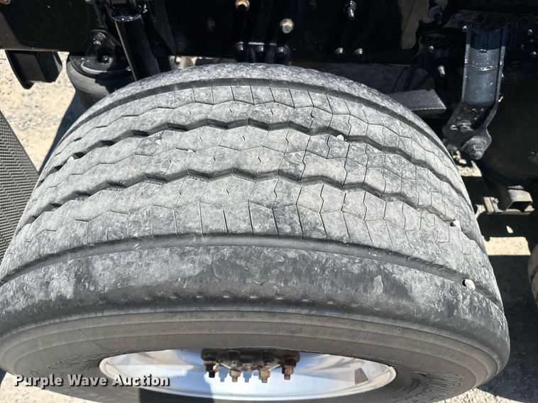 image for item DH8675 2018 Mack CXU613 semi truck