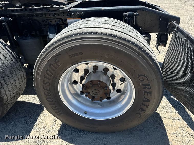 image for item DH8675 2018 Mack CXU613 semi truck