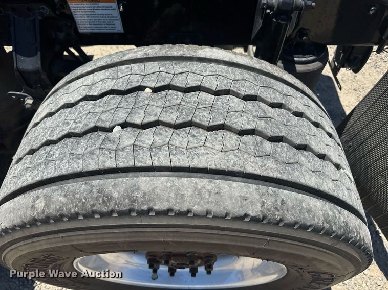 image for item DH8675 2018 Mack CXU613 semi truck