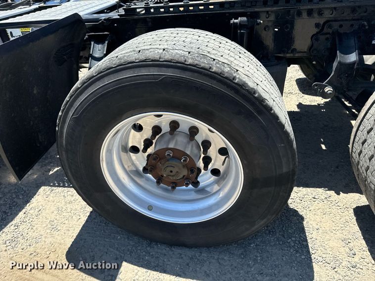 image for item DH8675 2018 Mack CXU613 semi truck