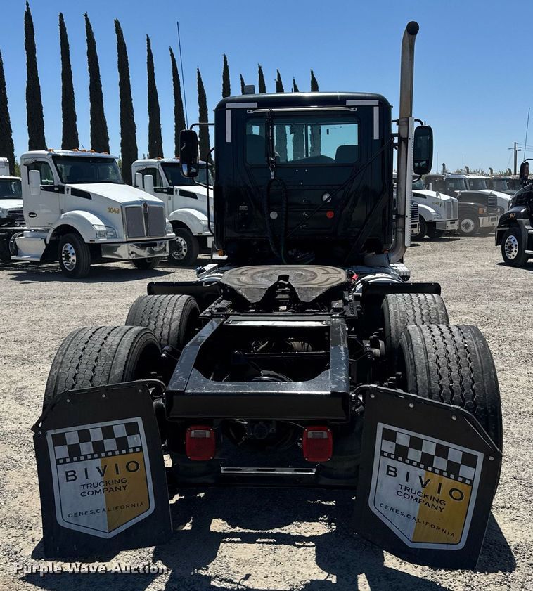 image for item DH8676 2017 Mack CXU613 semi truck