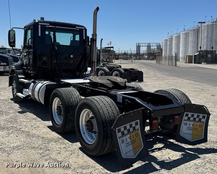 image for item DH8676 2017 Mack CXU613 semi truck