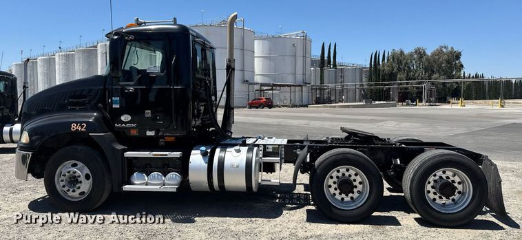 image for item DH8676 2017 Mack CXU613 semi truck