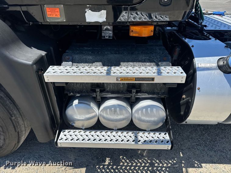 image for item DH8676 2017 Mack CXU613 semi truck