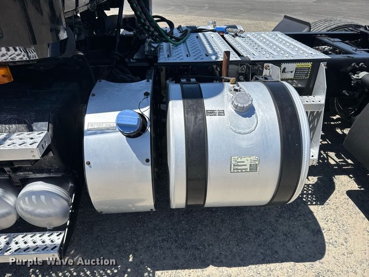 image for item DH8676 2017 Mack CXU613 semi truck